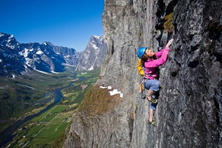 NORGES FLOTTESTE DAL? Rannveig Aamodt på Sydpillaren (6+, 24 tl.) på Mongejura. Foto: Terje Aamodt