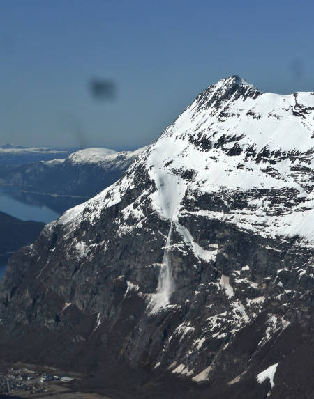 Snøskred som dundrer ned Hovsnebba er et sikkert vårtegn i Sunndalen. Foto: Toralf Furseth