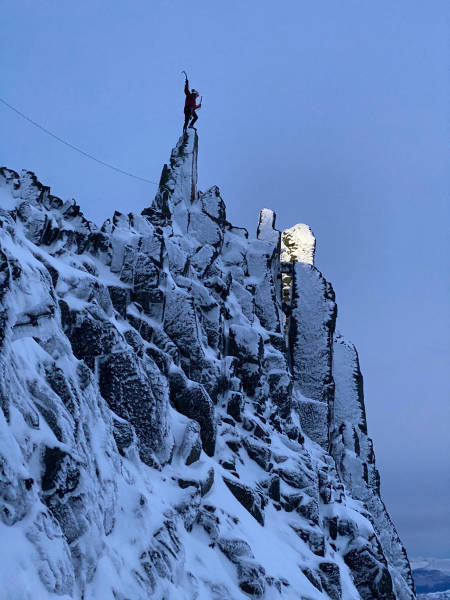 Christian Dramsdahl på toppen av Kjerringa og Kaillen, Middagstind. Foto: Anders Stormo