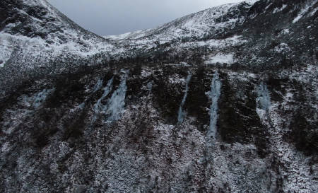 Lette og fine ruter i Harstad, der nummer to fra høyre er «Ballespreng», WI 3, 60 meter. Foto: Christian Dramsdahl