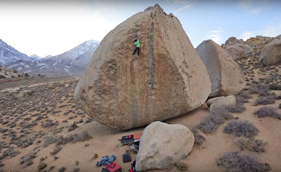 Giovanni Traversi på Ambrosia (V11 R/X) i Bishop, California.