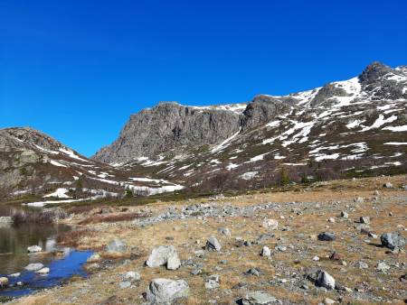 Det første du får øye på fra anmarsjen fra Fetjane er Skurvefjell øst. Foto: Lisa Kvålshaugen Bjærum