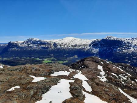 Flott utsikt mot Storehorn, Hydnefossen og Totten fra Skurvefjell. Foto: Lisa Kvålshaugen Bjærum
