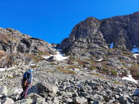 På vei opp til ruta Bagatelle (6) på Skurvefjell øst. Foto: Lisa Kvålshaugen Bjærum