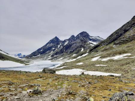Knutsholstindane sett fra campen. Foto: Lisa Kvålshaugen Bjærum