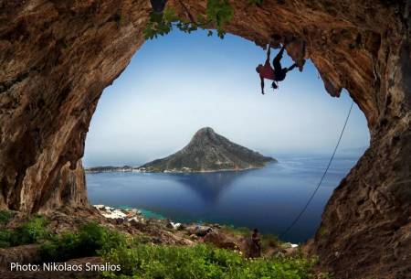 SETT DET FØR? Det er klipper i Thailand, en klatrer i silhuett i Grande Grotta på Kalymnos med Telendos i bakgrunnen («Blir aldri lei denne utsikten»), det er er #natur #klatring #utegym #naturelover #sunset, sier Tveter. Foto: Nikolaos Smalios