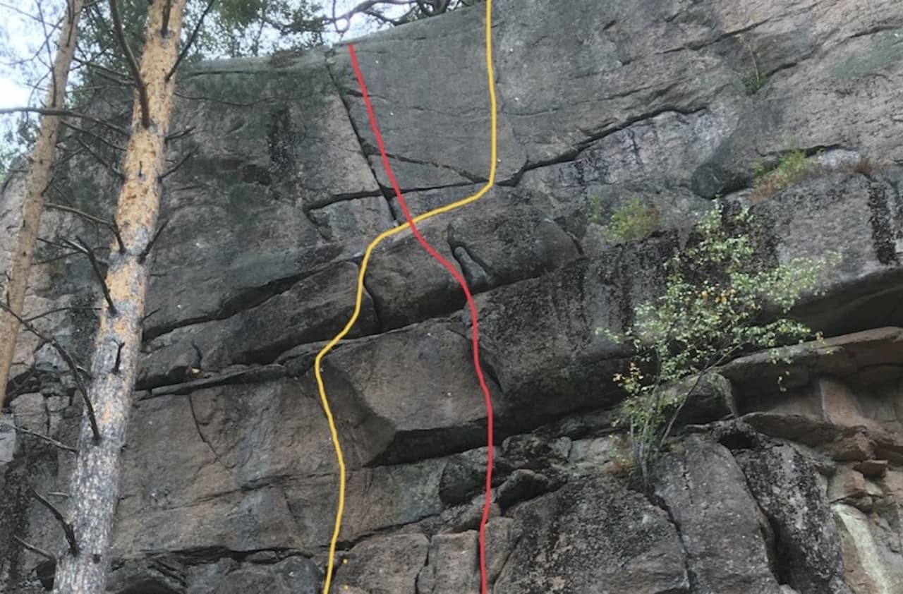 Toppen av de to rutene Trad velkommen (6+) og Klatreglede for alle (6) har fått hengere fjernet eller slått i stykker.