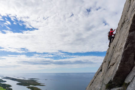 Klatring ved Kristiansund. Nå er ny fører ute. Her er Laila Knoph på Ravneggen (5, 6 tl) på Tustna. Foto: Magnus Thue Stokstad