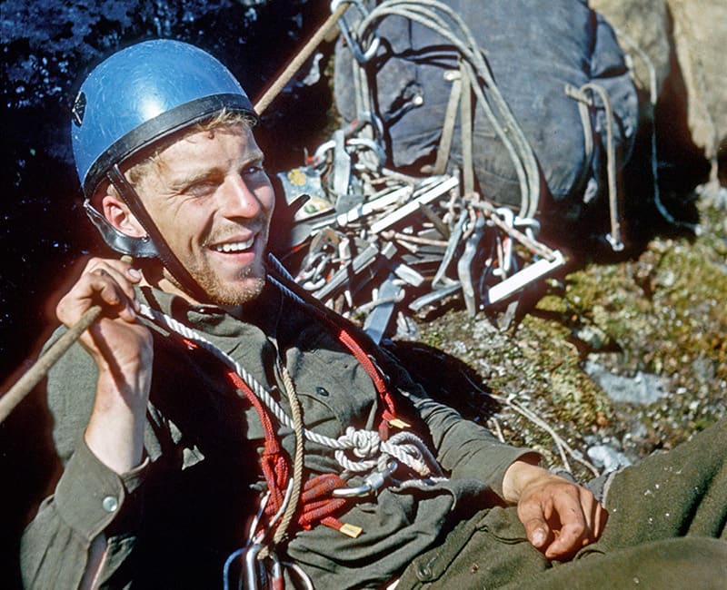 Trollveggen 1965: Forfatteren koser seg i solen. Søndagsklatrere vet hva som er viktig på tur. Foto Leif Norman Patterson.