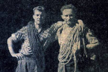 Ralph Høibakk og Arne Randers Heen hhv 22 og 53 år gamle, på Åndalsnes etter førstebestigningen av Trollryggen i 1958. Faksimile fra Åndalsnes Avis