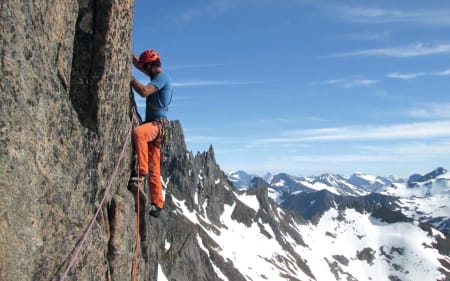 I fjellet: Stig J. Helset på tredjetaulengda av den nydelege Snickers (6, 5. t.l) i sørveggen av Jønshornet, Molladalen. Foto: Kjetil Solbakken