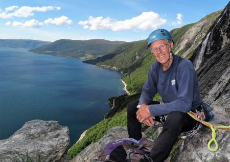 Eresfjord: Oskar på toppen av klatreruta «Giro d’Italia» i 2017. Foto: Iver Gjelstenli