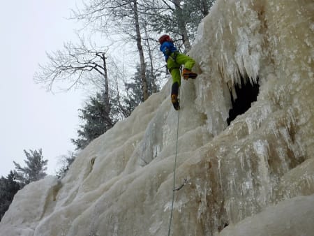 Fossen på Gjerdrum er vel en av de mest tilgjengelige på Østlandet, med anmarsj på 10 meter fra bilen. Erik Neergaard leder. Foto: Dag Hagen