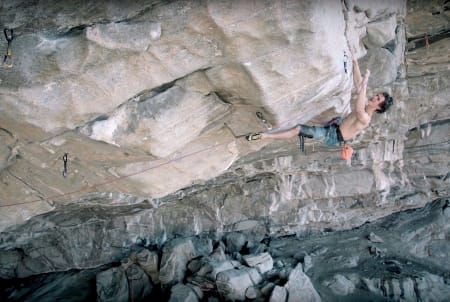 Adam Ondra har pump så det holder. Her går han verdens hardeste rute, Silence (9c) i Hanshelleren ved Flatanger.