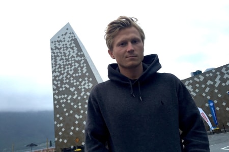 Magnus Midbø foran Norsk Tindesenter på Åndalsnes. Foto: Dag Hagen