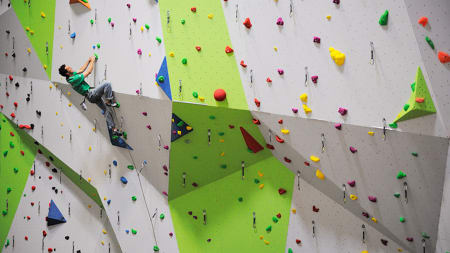 Innendørsklatring er en av de viktige tingene klatreklubbene ofte står for. Foto: DMM Climbing
