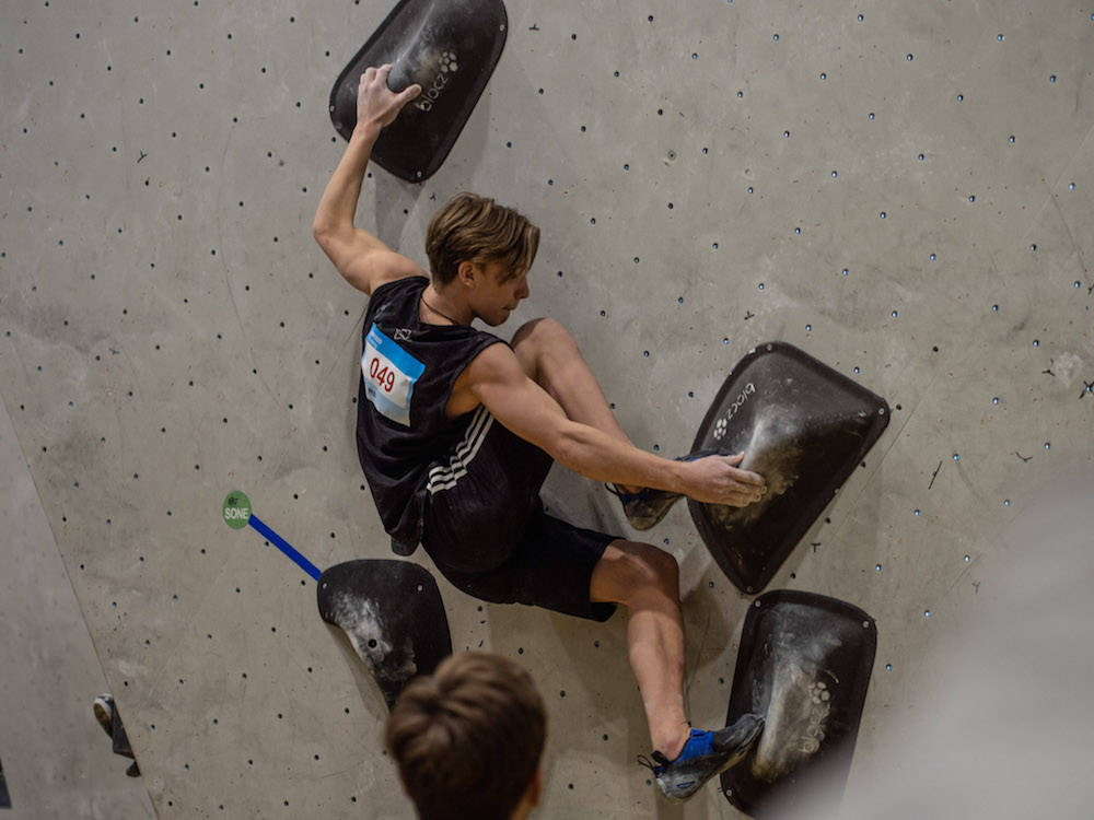 I AKSJON: Teodor Kirkebø i aksjon under helgens Norgescup i buldring. Foto: Torbjørn Wiik.