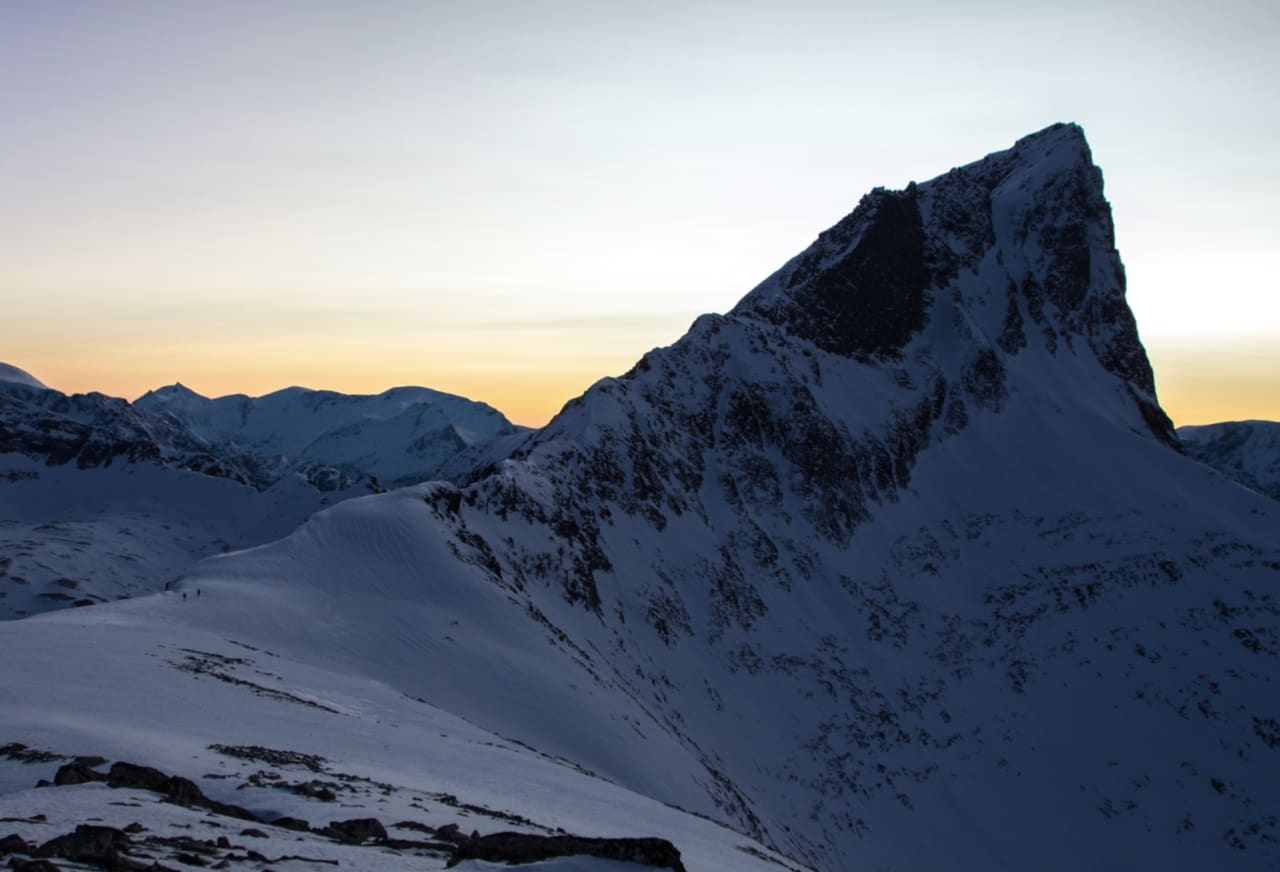 To maur i skumringa. På heimveg under Jakta etter bestigninga av Blåhornet. Foto: Ståle Johan Aklestad