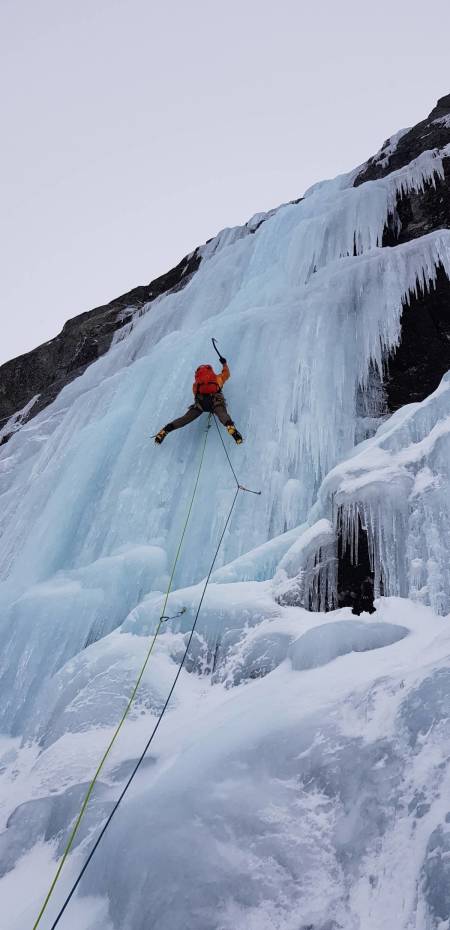 NYTUR: David Postelt på en ny line i sørvestveggen på Smørkoven døpt Tunnelfossen. Grad: WI 4-5, 6 taulengder. Foto: Gjermund Nordskar