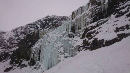 STEMMERDALEN: Klatrer fra Sogndal på en av linjene i Stemmerdalen, grad WI4+. Ruta ligger oppe til venstre på oversiktsbildet. Foto: Odd Magne Øgreid