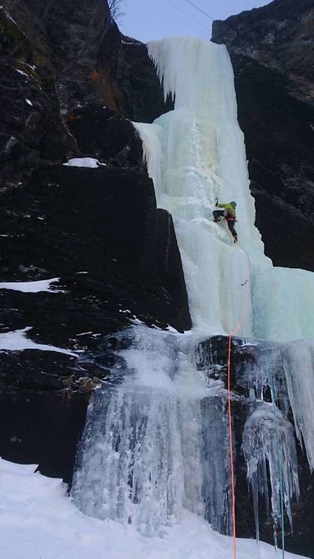 BOUNUS: Bonustaulengde (WI4+) på toppen av Vetlahagaskori i Stondalen. Klatrer er Stig Anton Hordvik. Foto: Odd Magne Øgreid