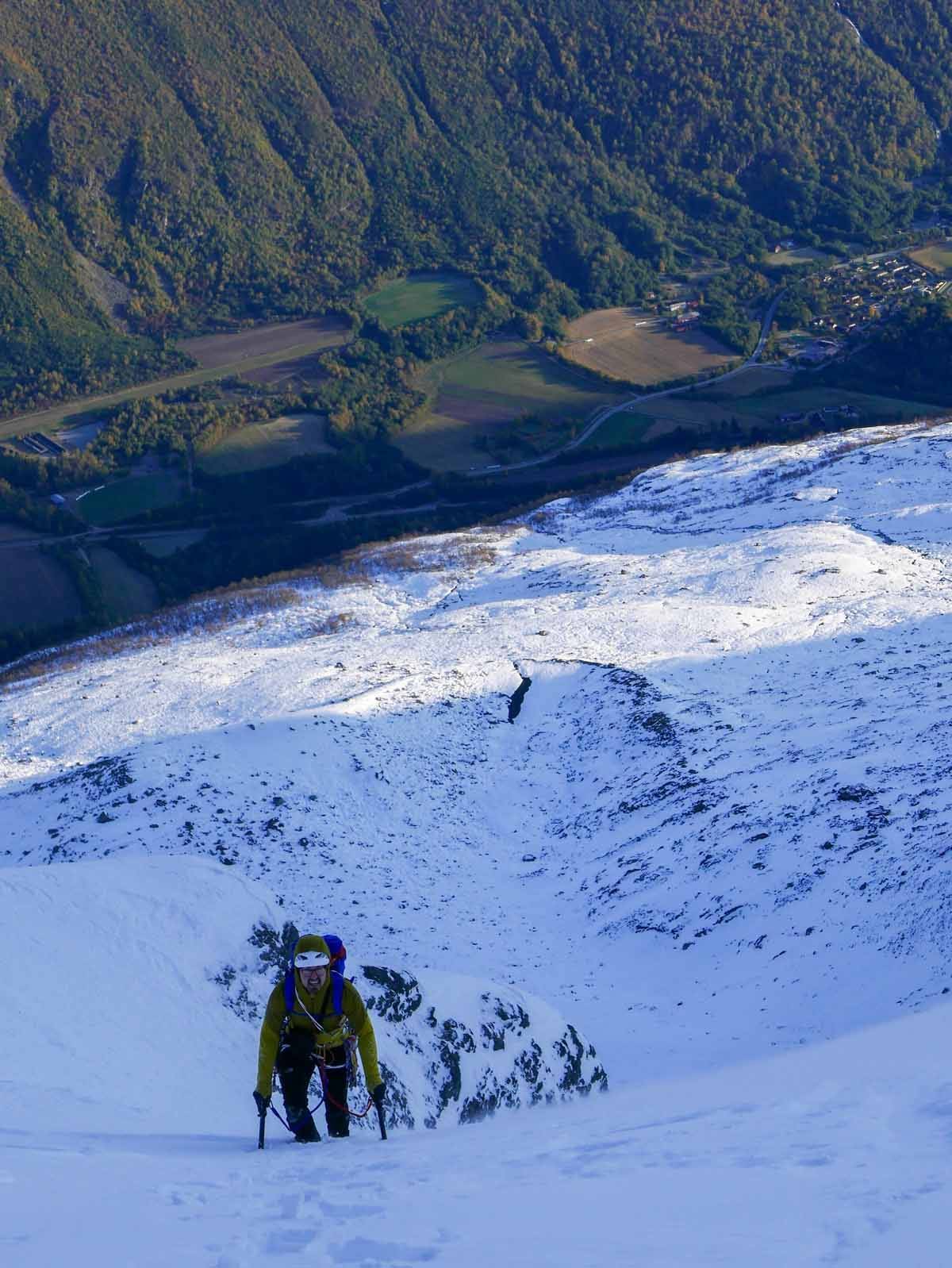 Selv om det er høst i dalen er det vinter i fjellet. Foto: Kjetil Grimsæth.