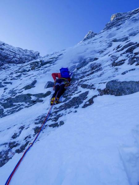 Nelson starter første taulengden fra breen. Miksklatring av høy kvalitet og ganske bra sikret. Foto: Kjetil Grimsæth