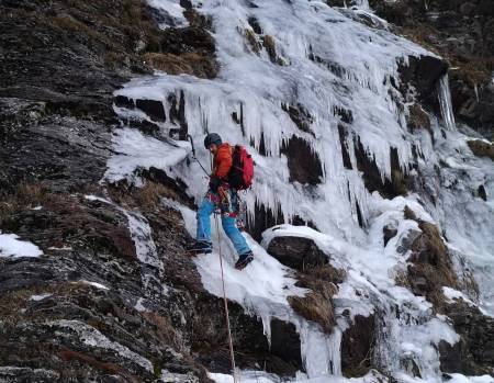 FORHOLD: Kristian Vindvik på "Bedre mix enn aldri", 100m, M3 R, på Vindvik-veggen. Foto: Ronja Aronsen