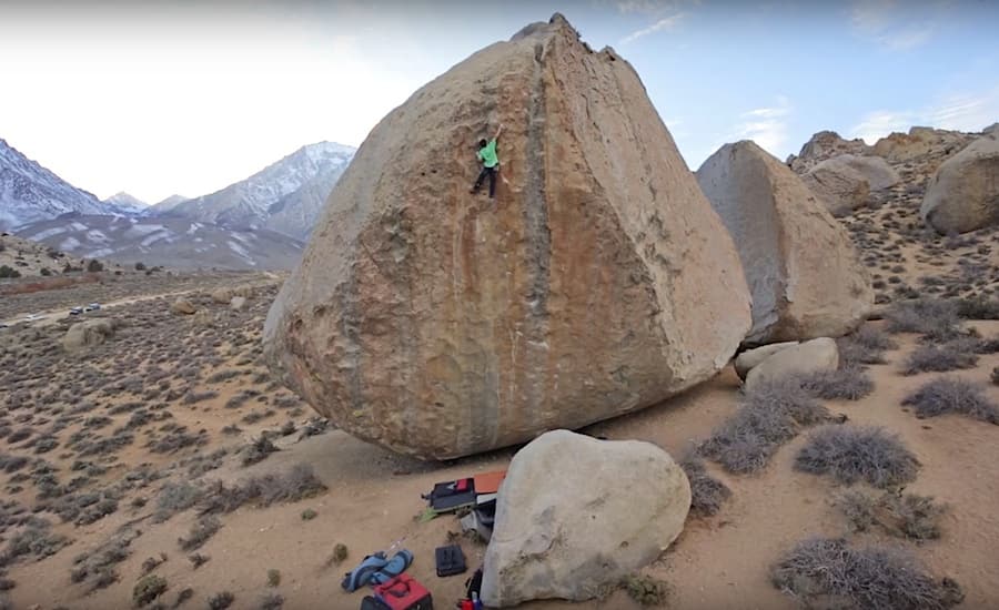 Giovanni Traversi på Ambrosia (V11 R/X) i Bishop, California.