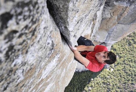 Alex Honnold frisoloerer El Capitan via ruta Freerider (8/8+). Skjermdump fra filmen Free Solo