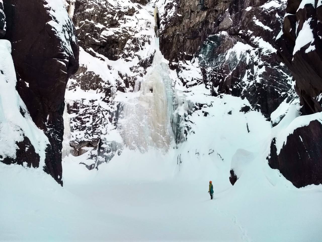 RJUKAN: Et naturlig samlingssted for landets isklatrere er på Rjukan. Her er Arne Hodnungset foran Rjukanfossen. Foto: Eirin Breie