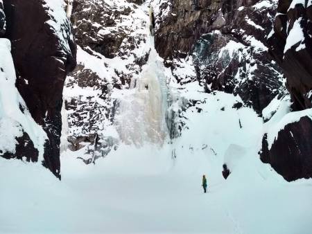 RJUKAN: Et naturlig samlingssted for landets isklatrere er på Rjukan. Her er Arne Hodnungset foran Rjukanfossen. Foto: Eirin Breie