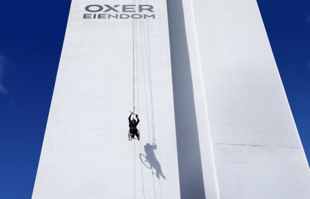 Harald Riise under sitt stunt på det 62 meter høye Oxer-tårnet i Oslo..