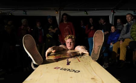 Nest siste helga i august blir det nok en Klatrefestivalen. Her er noe du kan oppleve; bordbuldrekonkurranse. Foto: Bjørn H. Rønning