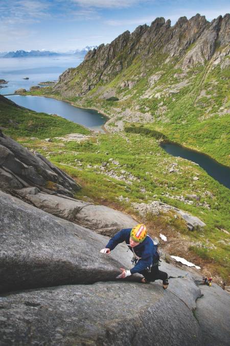 Djupfjorden: Utsikten fra Bare Blåbær er slettes ikke dårlig. Halstein Hoftun på 3. taulengden. Foto: Jonas Dahlstrup