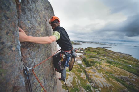 Henningsvær der bak: Simon Svendsen rett ut fra standplass på Gamle Rev (6, 2 tl.), Gandalfveggen. Foto: Jonas Dahlstrup