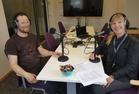 Thomas Meling er med i Værpodden sammen med statsmetereolog Rebecca Roggentin. Foto: Kristin Seter