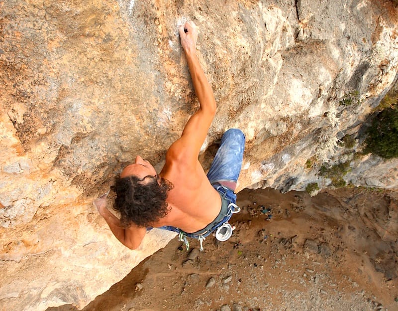 Fryktløs: Henning Wang er 70 meter over bakken – på en lang runout, mens han topper ut Morgan Adam est une andalouse (8b) på Kalymnos. Foto: Dag Hagen