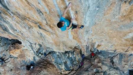 PERSER IGJEN: Leo Ketil Bøe på ruta Md Mda (8c+) i Spania. Foto: Henning Wang