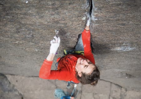 Mari Augusta Salvesen på Ronny Medelsvensson (9) på Profilveggen i Jøssingfjord. Foto: Øyvind Salvesen
