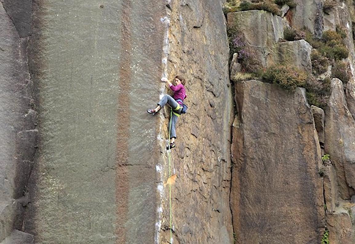Mari Augusta Salvesen går Masters Edge (E7 6c), Millstone Edge quarry, Peak Districct. Foto: Mike Hutton