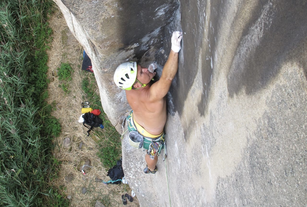 Richard Ekehed på førstebestigningen av Milarepa (8-/8) på Keberget. Foto: Nicklas Raynbeau