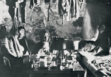 Bjørn Ræder til høyre og Conrad Kroepelien til venstre på Hytta på Bandet, trolig en gang i slutten av 1930 -åra. Foto: Boss Walther