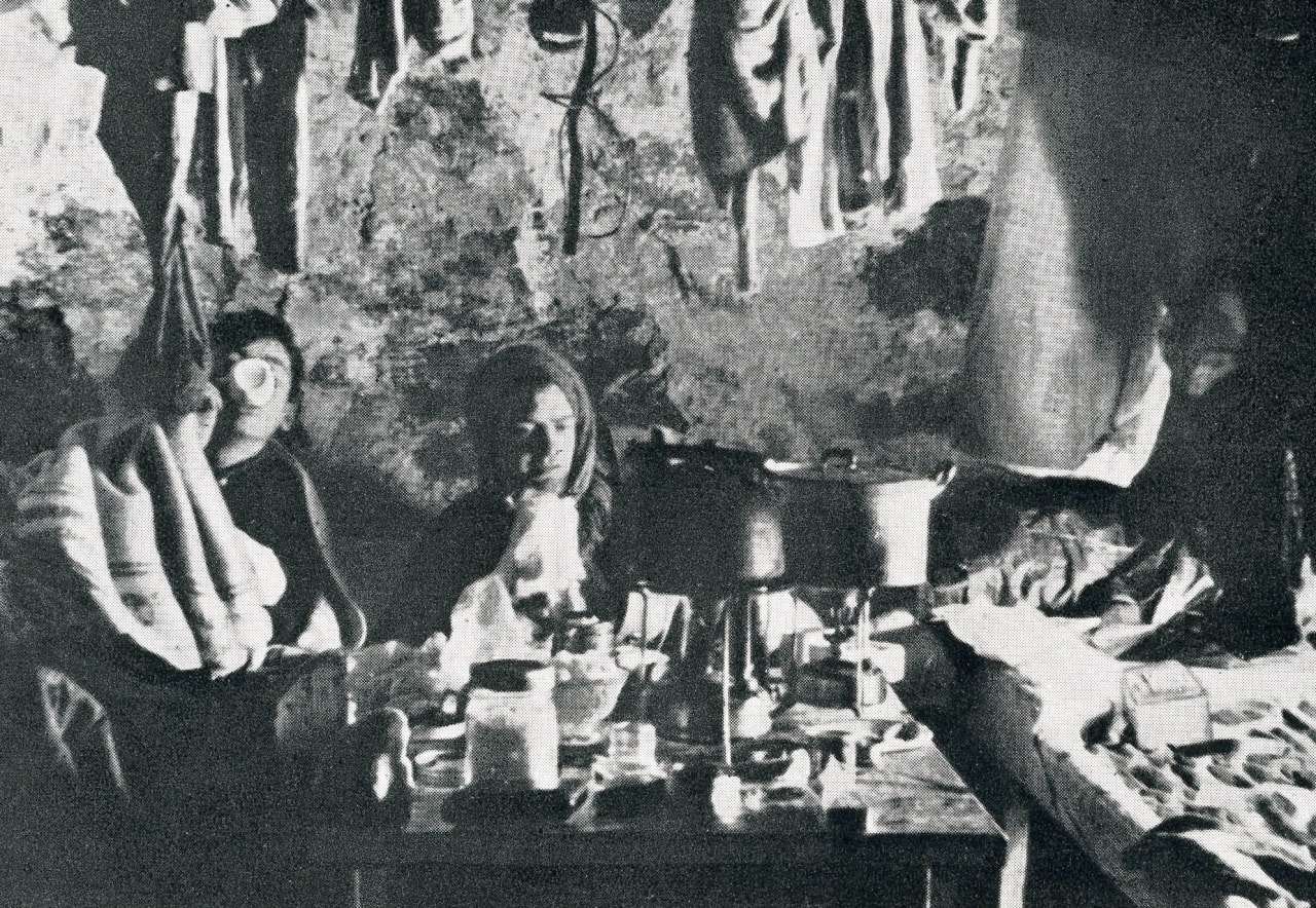Bjørn Ræder til høyre og Conrad Kroepelien til venstre på Hytta på Bandet, trolig en gang i slutten av 1930 -åra. Foto: Boss Walther
