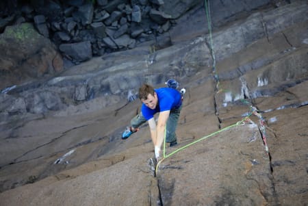 Pete Whittaker prosjekterer The Recovery Drink (8c+, norsk 10-) på Profilveggen i Jøssingfjord. Foto: Mike Hutton