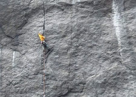 Pete Whittaker flasher Ronny Medelsvensson (8b). Foto: Felix Johansson