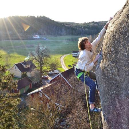 HARDT OG SKUMMELT: Den seriøse ruta "Savage Horse" 9- R/X i Bohuslän har blitt repetert av svensken Aleksej Jaruta. Foto: Kenny Brandt
