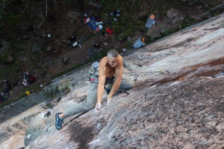 Klassiker: Kristen Reagan på Kvinner og barn først (8+) på Bergflødt utenfor Oslo. Fra cruxet risikerer man fall på ca 15 meter, på naturlige sikringer. Foto: Christian Evensen