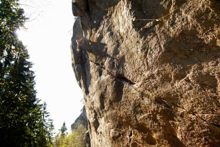 I sola: Britiske Leo Houlding onsighter Fenriss (7+) på Fjell utenfor Oslo. Foto: Dag Hagen
