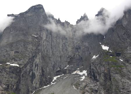 Trollveggen med introsvaene under. Foto: Dag Hagen